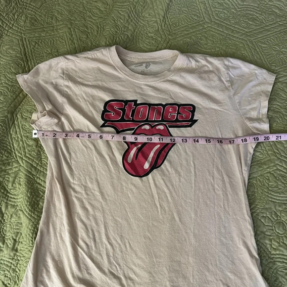 Rolling Stones cream colored t shirt with signature red tongue - Picture 4 of 9